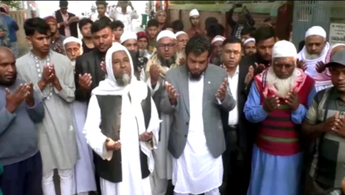 অনুমতি মেলেনি সমাধিতে প্রবেশের, গেটে দাঁড়িয়েই জিয়ারত করে প্রচারণায় বহিষ্কৃত বিএনপি নেতা হাবিব