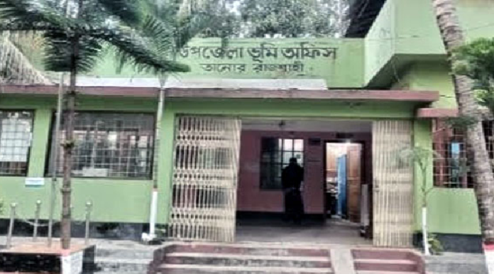 তানোরে সহকারী কমিশনার (ভূমি) ও সহকারীদের ওপর মারমুখি আচরণ, তিনজনের বিরুদ্ধে মামলা