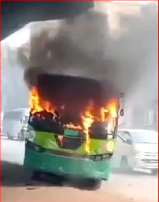 উত্তরায় দাঁড়িয়ে থাকা বাসে দাউ দাউ আগুন: অল্পের জন্য রক্ষা