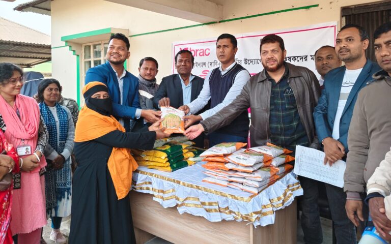 কলাপাড়ায় ৪’শ জন প্রান্তিক কৃষকের মাঝে হাইব্রিড ধান বীজ বিতরণ