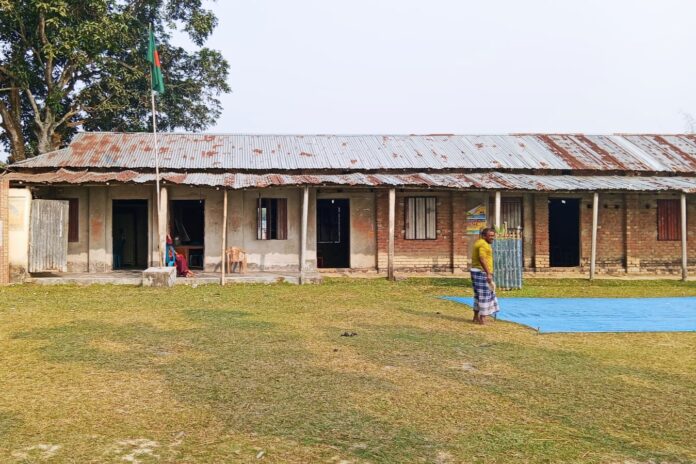 পদ ধরে রাখতে ইউএনও'র বিরুদ্ধে মিথ্যা অভিযোগ ”পীরগাছায় নিয়ম ভেঙে জুনিয়র শিক্ষক ভারপ্রাপ্ত প্রধান শিক্ষক”