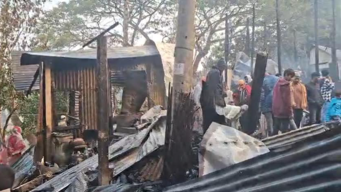 ভয়াবহ অগ্নিকাণ্ডে ৬টি বসতঘর পুড়ে ছাই, ৩০ লক্ষের অধিক টাকার ক্ষতি