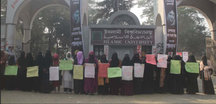 নেকাব নিয়ে বিএনপি নেতার বিরূপ মন্তব্য, প্রতিবাদে ইবিতে মানববন্ধন
