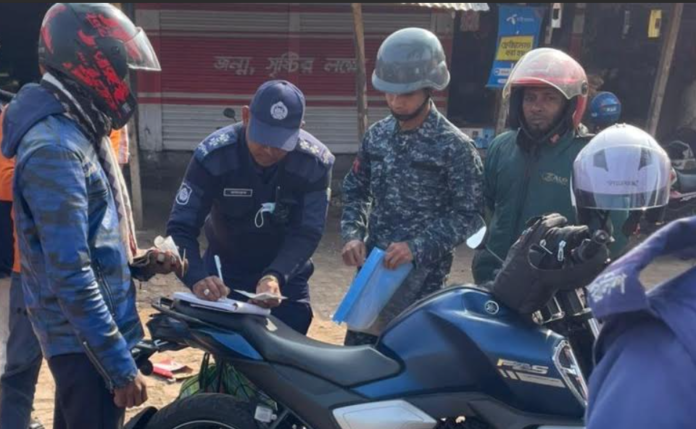 পটুয়াখালী-কুয়াকাটা মহাসড়কে নৌবাহিনীর নেতৃত্বে যৌথ বাহিনীর বিশেষ অভিযান