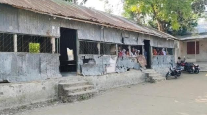 মাদ্রাসার জরাজীর্ণ টিনের ঘরে লেখাপড়া,ঝুঁকিতে শিশু শিক্ষার্থীরা