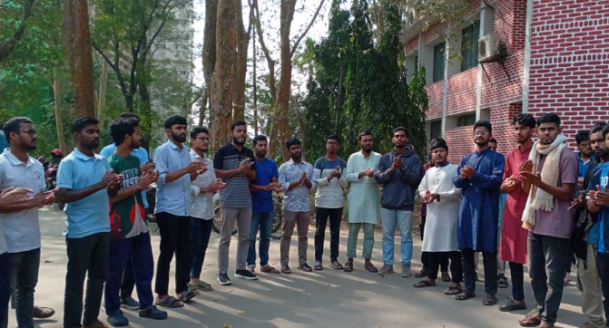 শাকসু নির্বাচনের দাবিতে ফের বিক্ষোভ, শিক্ষার্থীদের হুঁশিয়ারি