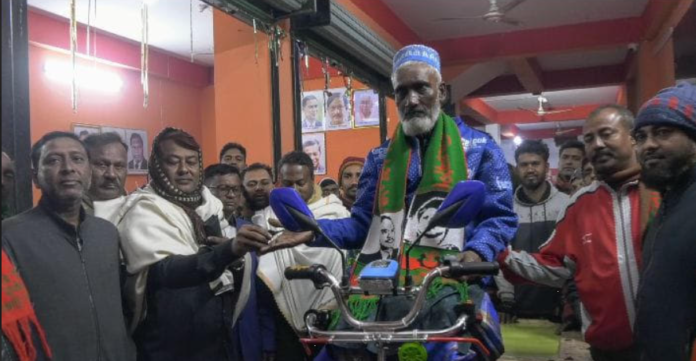 সচিব পরিচয়ে ভ্যান চুরি, নতুন ভ্যান পেলেন খোকন মোল্লা