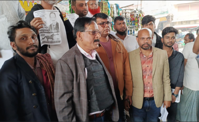 গাজীপুরে বুলেটপ্রুফ জ্যাকেট পড়ে গণসংযোগে স্বতন্ত্র প্রার্থী