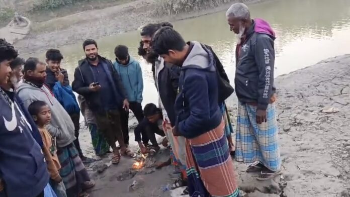 সয়েল টেস্ট করতে গিয়ে খাল পাড় থেকে বের হচ্ছে গ্যাস
