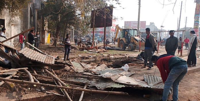 ঝিনাইদহ কেন্দ্রীয় বাস টার্মিনালে অবৈধ স্থাপনা উচ্ছেদে অভিযান