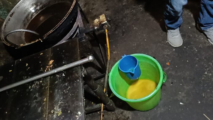 নড়াইল মিষ্টান্ন ভান্ডারে পোড়া তৈল ব্যাবহার ও অস্বাস্থ্যকর পরিবেশের দায়ে ৪০ হাজার টাকা জরিমানা