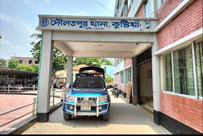 দৌলতপুরে শীর্ষ মাদক-অস্ত্র ব্যবসায়ী রাকিবুল গ্রেপ্তার