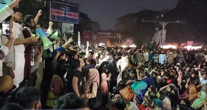 শাহবাগ ব্লকড: যমুনার সামনে পুলিশি অ্যাকশনের প্রতিবাদে উত্তাল ছাত্র-জনতা