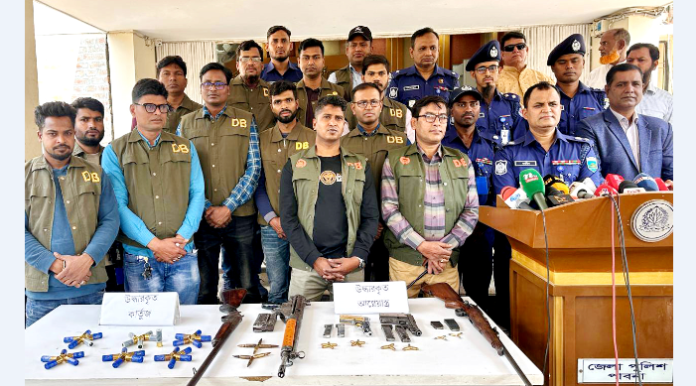 ঈশ্বরদীতে ডিবির বিশেষ অভিযানে ৫টি আগ্নেয়াস্ত্র ও বিপুল গুলিসহ ৩ জন গ্রেফতার