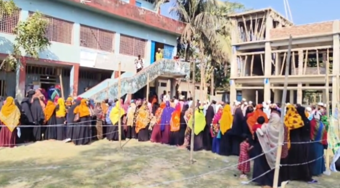 কলাপাড়ায় ভোট কেন্দ্রে নারী ভোটারের উপস্থিতি লক্ষ্যণীয়, জাল ভোট দেয়ার চেষ্টা ও ভোট দিয়ে ব্যলটের ছবি তোলায় আটক ৩