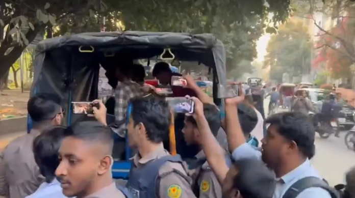 ফেসবুক পোস্ট দিয়ে জমায়েতের ডাক; ধানমন্ডি ৩২ নম্বরে শ্রদ্ধা জানাতে গিয়ে ঢাবি অধ্যাপকসহ আটক ৫