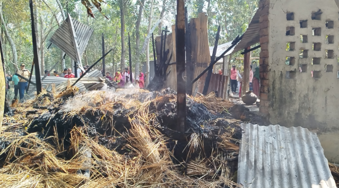 বিএনপির সভাপতির বাড়িতে পেট্রোল বোমা মেরে অগ্নিসংযোগের অভিযোগ