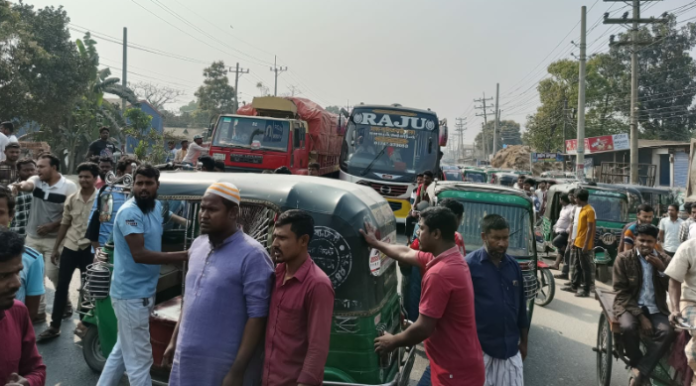চাঁদা বন্ধের দাবীতে ঢাকা-ময়মনসিংহ মহাসড়ক অবরোধ