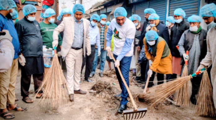 উলিপুরে পরিষ্কার পরিচছন্নতা কাজের শুরু করলেন এমপি সালেহী