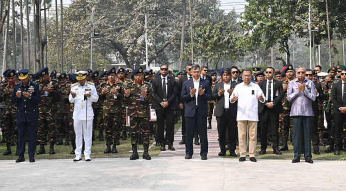 রাষ্ট্রপতি মো. সাহাবুদ্দিন এবং প্রধানমন্ত্রী তারেক রহমান বুধবার রাজধানীর বনানী সামরিক কবরস্থানে পিলখানায় নিহতদের প্রতি শ্রদ্ধা নিবেদন করেন।