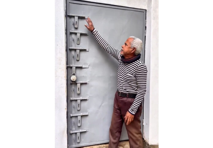 কেশবপুরে গরু চুরির আতঙ্কে! বারো তালার গোয়ালঘর