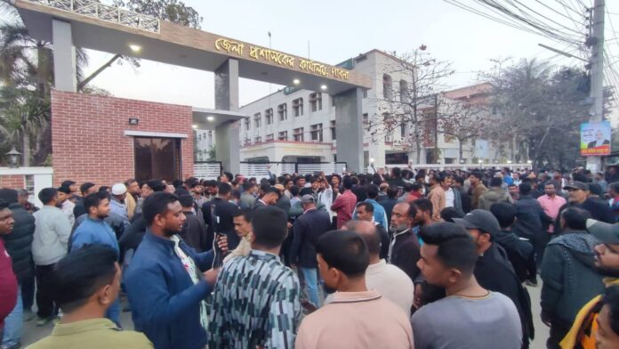 পাবনা-৩ ও ৪ আসন পুনরায় ভোট গণনার দাবিতে ডিসি অফিস ঘেরাও করে বিক্ষোভ বিএনপির নেতাকর্মীর