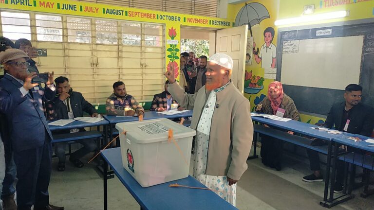 মাকে সাথে নিয়ে ভোট দিলেন চাঁপাইনবাবগঞ্জ ৩ আসনের জামায়াত প্রার্থী বুলবুল