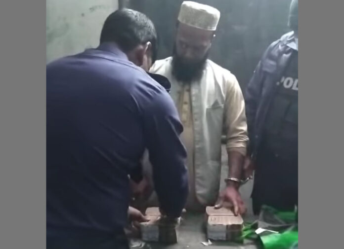 কলাপাড়া অর্ধ কোটি টাকা সহ সেচ্ছাসেবক দল নেতা আটক