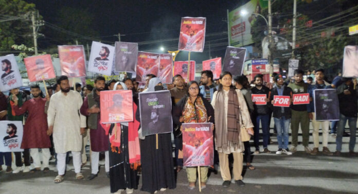 হাদি হত্যার বিচার দাবিতে রাজশাহীতে নগরীতে রাবি শিক্ষার্থীদের সড়ক অবরোধ ও বিক্ষোভ