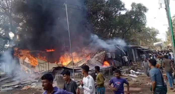 নোয়াখালীতে গ্যাস সিলিন্ডার বিস্ফোরেণে ৮ দোকান পুড়ে ছাই