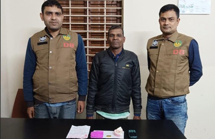 রাজশাহী ডিবির হাতে স্বর্ণ প্রতারণাকারী গ্রেফতার