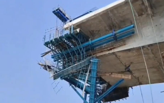 পায়রা বন্দরের ফোরলেন সেতুর সাটার ভেঙ্গে নদীতে পড়ে নিহত- ০১, আহত- ১০