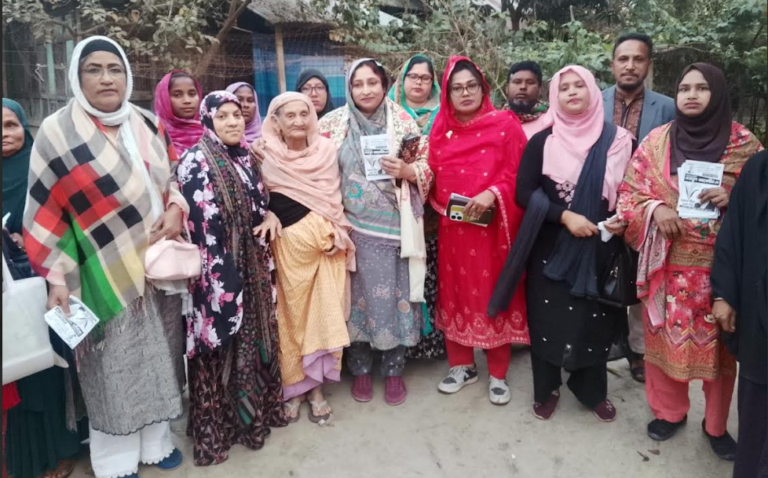 মুলাদীতে ধানের শীষে ভোট চাইলেন আ. ছত্তার খানের সহধর্মীনী মেহেরুন্নেছা লাইজু