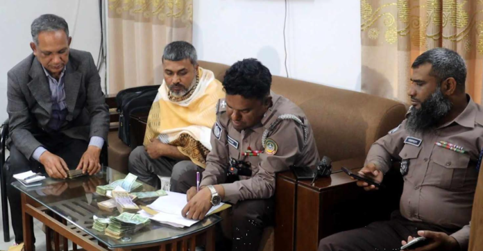 রংপুরে শিক্ষা অফিসারকে ৮ লাখ টাকা ঘুষ দিতে গিয়ে শিক্ষক আটক