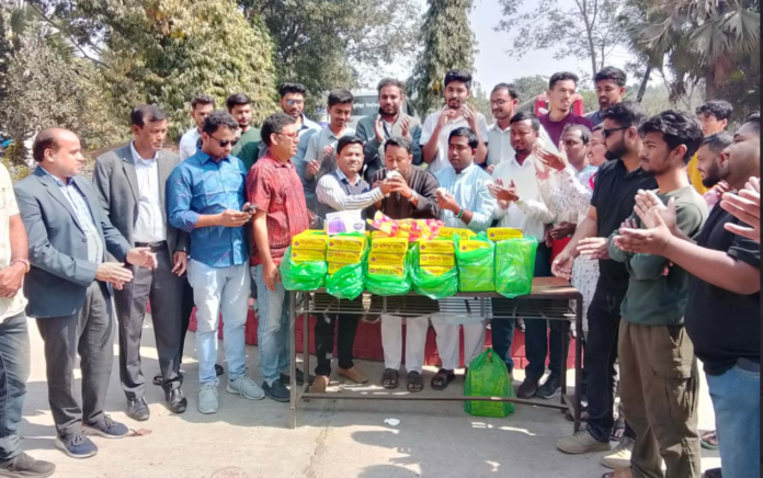 ত্রয়োদশ জাতীয় সংসদ নির্বাচনে বিএনপি'র জয়ে কুবি শাখা ছাত্রদলের গণ মিষ্টি বিতরণ