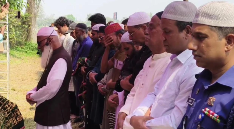 জয়নুল আবদীন ফারুকের স্ত্রীর দাফন সম্পন্ন: সেনবাগে শেষ বিদায়ে অশ্রুসিক্ত পরিবেশ