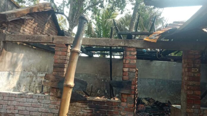 কেশবপুরে গোয়াল ঘর আগুনে পুড়ে ছাই দুইটি গরুর মৃত্যু