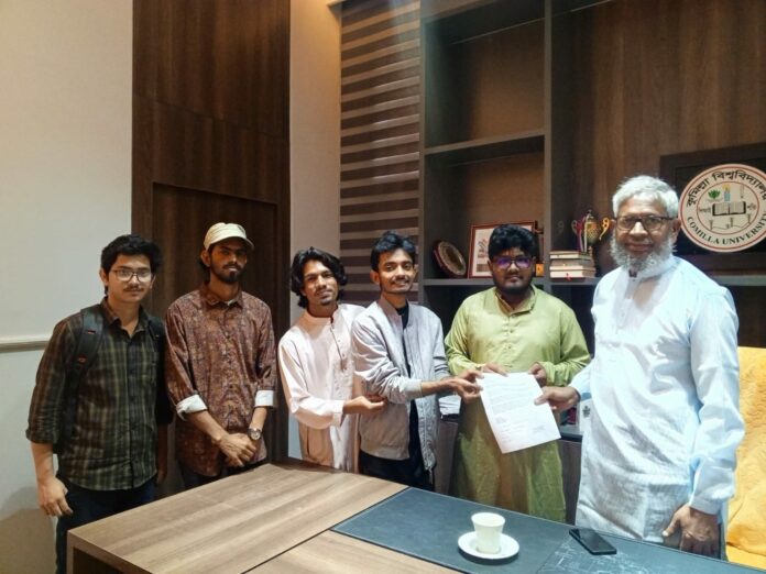 শিক্ষার্থীদের ভোটাধিকার নিশ্চিত করতে কুবি প্রশাসনের কাছে বাস সার্ভিস চালুর স্মারকলিপি প্রদান