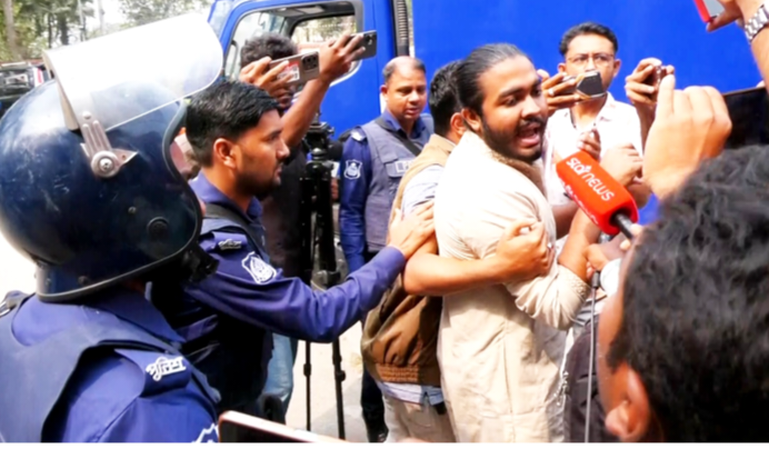তিনটি বাসে অগ্নিসংযোগ ও তেলপাম্প ভাঙচুরের অভিযোগে ঝিনাইদহের বৈষম্যবিরোধী ছাত্র আন্দোলনের ৭ নেতাকর্মী আটক