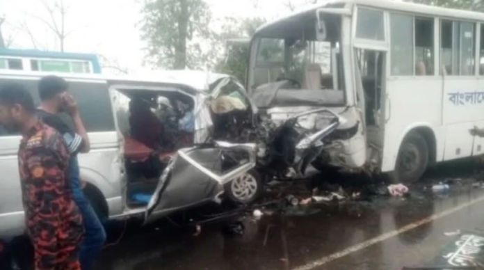 রামপালে নৌবাহিনীর বাস ও মাইক্রোবাসের মুখোমুখি সংঘর্ষ: ঝরল ১৩ প্রাণ, আহত অনেক
