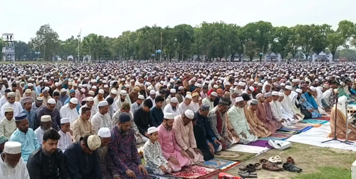 বৃষ্টি উপেক্ষা করে দিনাজপুরের গোর-এ শহীদ ময়দানে দক্ষিণ এশিয়ার বৃহত্তম ঈদ জামাত সম্পন্ন