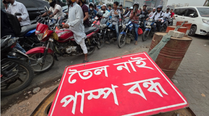 ব্যাংক বন্ধে পে-অর্ডার জটিলতা: তেলশূন্য পাম্পে জনরোষ, ভাঙচুর ও ধর্মঘটের শঙ্কা