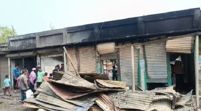 কটিয়াদীর করগাঁও বাজারে আগুন, ৫টি দোকান পুড়ে ছাই