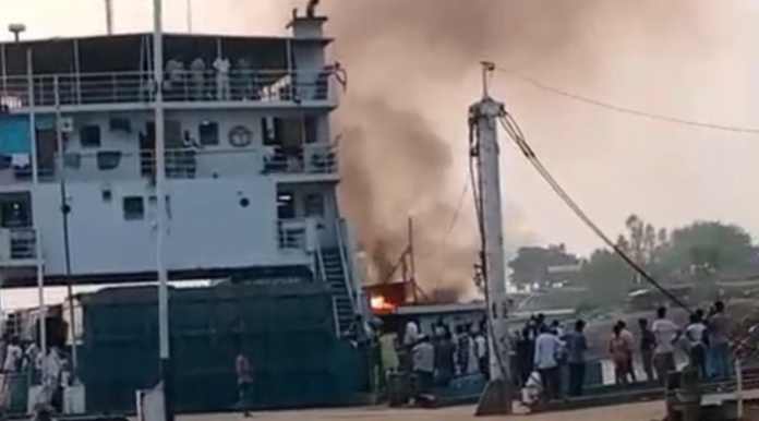 পাটুরিয়ায় মাঝনদীতে ফেরিতে আগুন: অল্পের জন্য রক্ষা পেলেন কয়েকশ যাত্রী ও যানবাহন