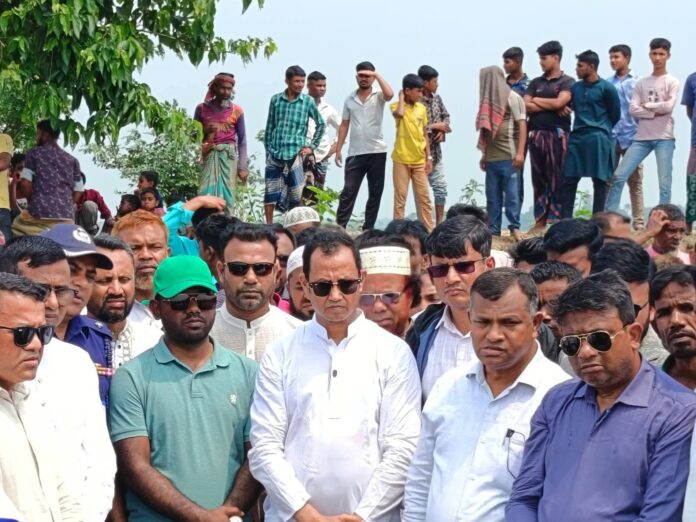 বাঁধ পরিদর্শনে এমপি কামরুজ্জামান কামরুল, কাজের অনিয়মে ক্ষোভ স্থানীয়দের