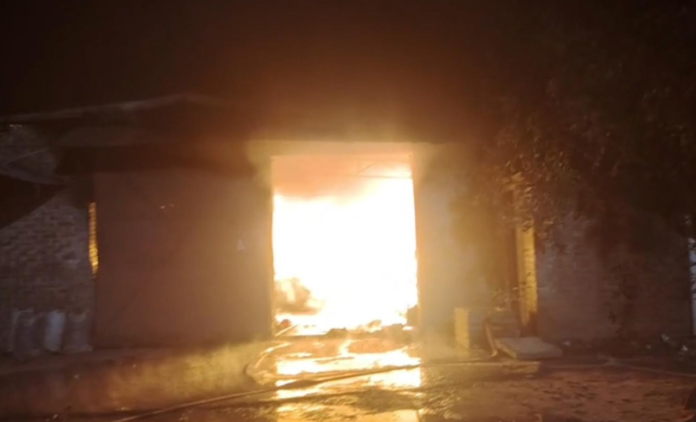 গোডাউনে আগুন; পানির অভাবে প্রায় ৫০ লাখ টাকার মালামাল পুড়ে ছাই