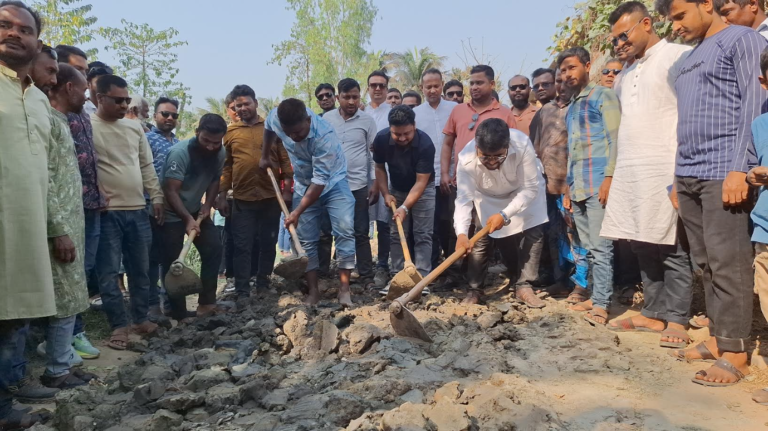 কোদাল কাঁধে সড়ক সংস্কারে যুবদল, অবহেলিত সড়কে ফিরল চলাচলের স্বস্তি