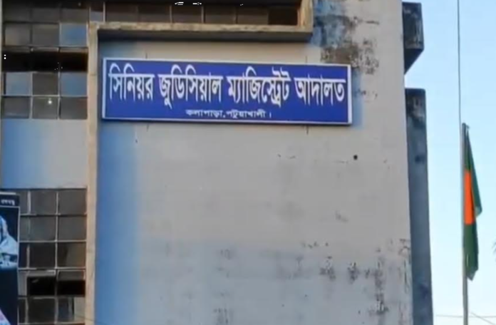 কলাপাড়ায় আদালতে শুনানি চলাকালীন দুই আইনজীবির হাতাহাতি , আদালতের কার্যক্রম মূলতবি