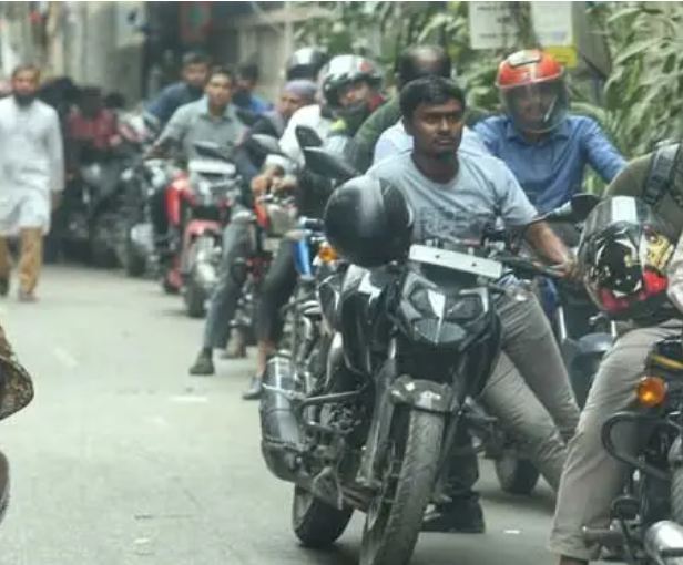 মোটরসাইকেল রাইড শেয়ার চালকরা ৫ লিটার তেল নিতে পারবেন