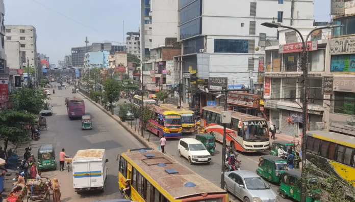 ছুটির আমেজ কাটেনি ঢাকার, সড়কে গাড়ির চাপ বাড়লেও ফেরেনি যানজট